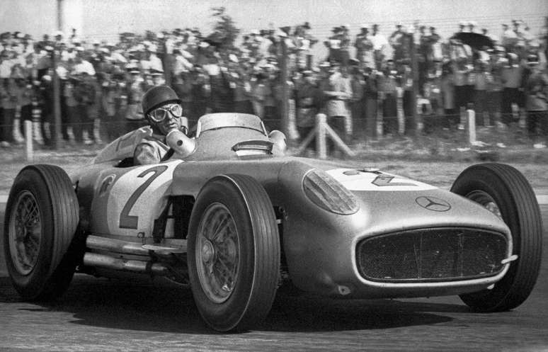 Juan Manuel Fangio no comando do Mercedes W196.