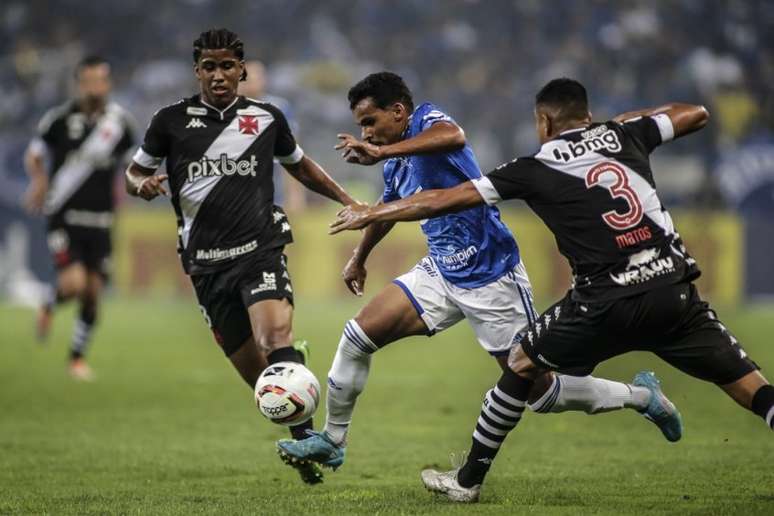 Cruzeiro e Santos raposa vence e assume ponta do Brasileirão