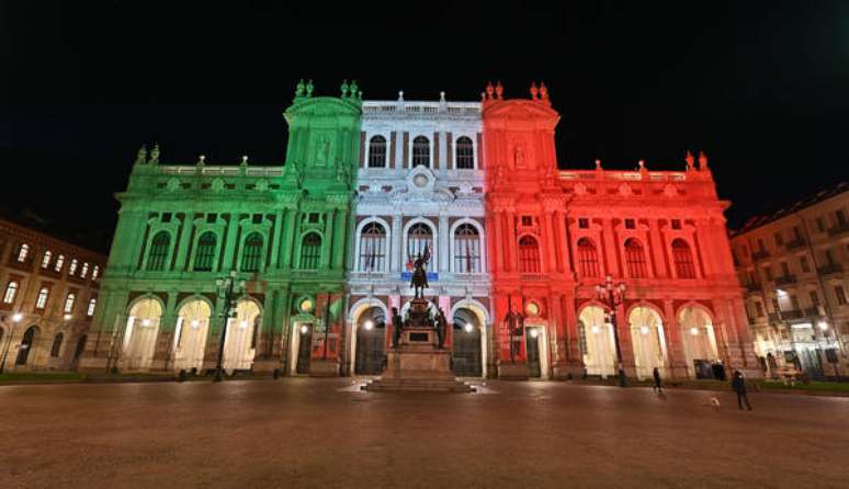 Praça de Turim vazia durante lockdown em janeiro de 2021: Itália vive cenário de esvaziamento populacional desde a década passada