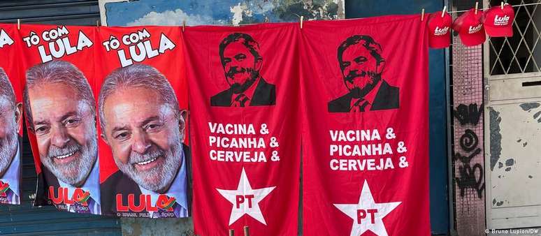 Expectativa de maior consumo de carne bovina aparece em materiais de apoio à candidatura de Lula, como nestas toalhas à venda em Nova Iguaçu