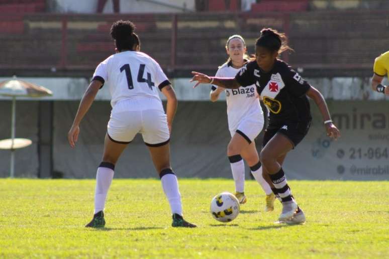 Bia Batista é um dos destaques da equipe feminina do Vasco no Campeonato Carioca (Foto: João Pedro Isidro/Vasco)