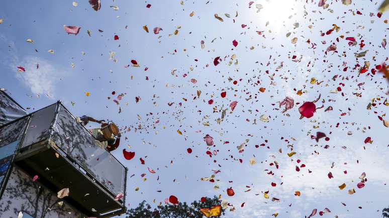 A Chuva de Pétalas acontece todos os dias às 16h30, logo após a Parada das Flores.