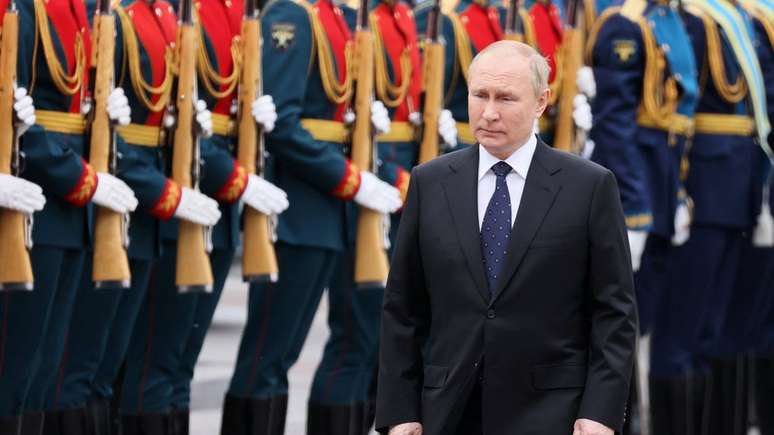 Putin passa tropas em revista durante ato em Moscou