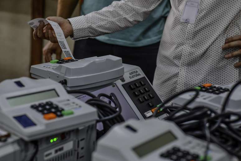  Funcionários do Tribunal Regional Eleitoral de São Paulo (TRE-SP) realizam o procedimento de preparação das urnas eletrônicas que serão utilizadas nas Eleições 202