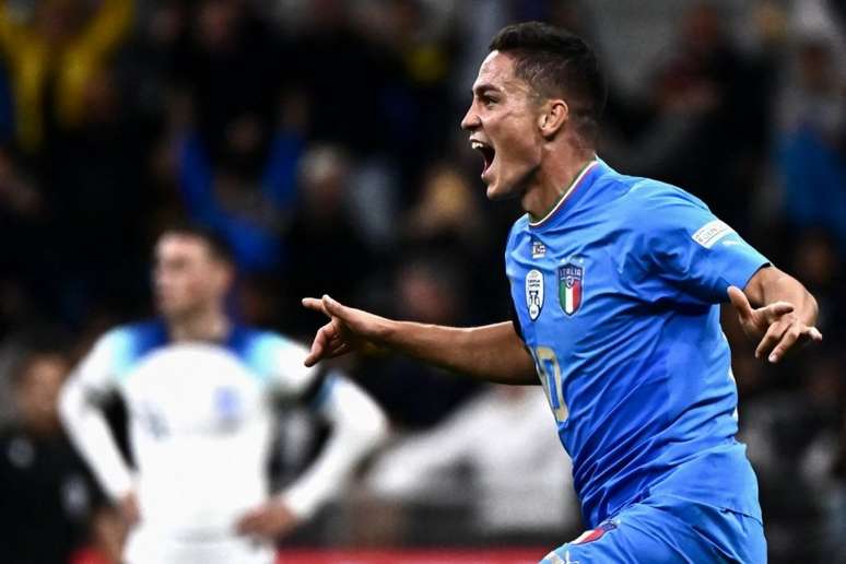 Raspadori fez belo gol em Milão para decretar vitória italiana sobre o English Team (Foto: MARCO BERTORELLO / AFP)