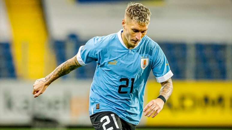 O lateral-direito Guillermo Varela em ação no amistoso entre Uruguai e Irã (Foto: Reprodução / Twitter)