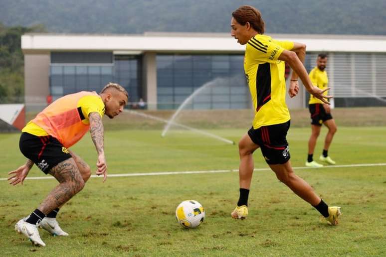 Werton em duelo com Everton Cebolinha, no Ninho do Urubu (Foto: Gilvan de Souza/Flamengo)