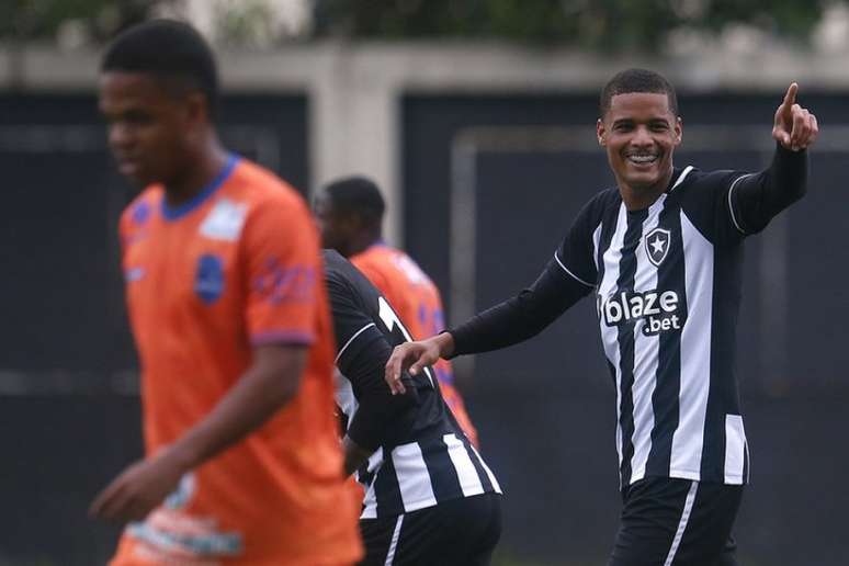 Sob Olhares De Luís Castro, Time B Do Botafogo Goleia Audax Com Show De ...