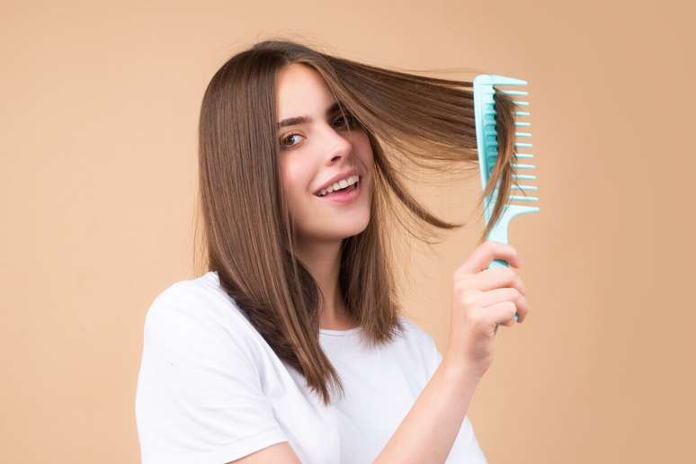 O que fazer quando o cabelo está caindo muito? Veja 4 possíveis tratamentos