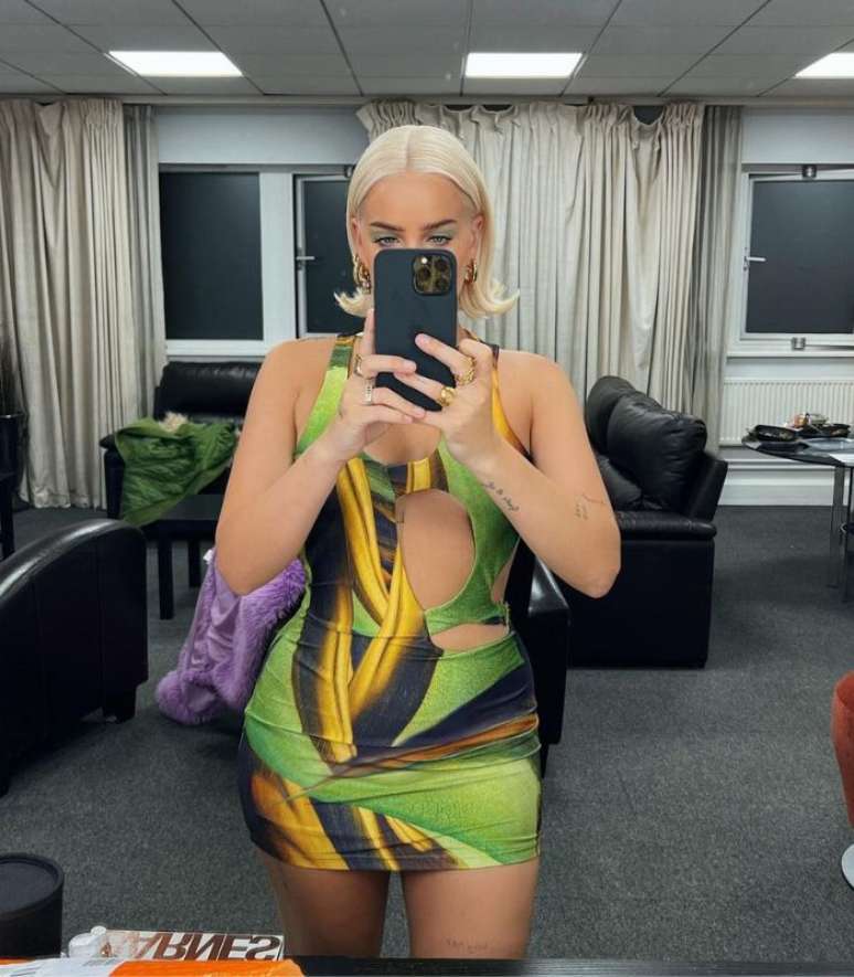 O vestido mini voltou com tudo com a tendência da moda Y2K 