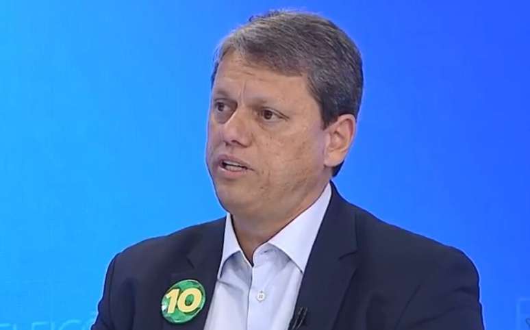 Tarcísio de Freitas teve de responder provocação sobre o seu local de votação durante o debate da Globo 