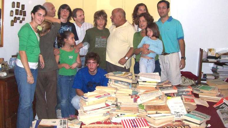 Os livros depois de serem removidos da parede