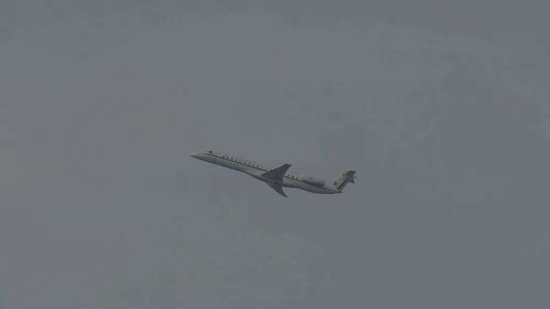 Avi&atilde;o que transportava Bolsonaro que arremete no aeroporto da Pampulha.