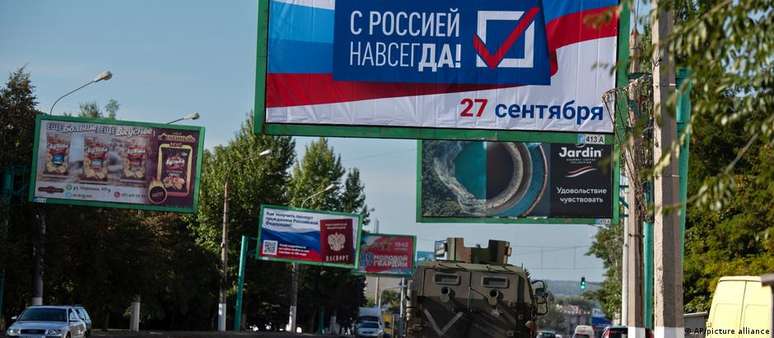 Propaganda em uma rua de Lugansk diz: "Com a Rússia para sempre, 27 de setembro"