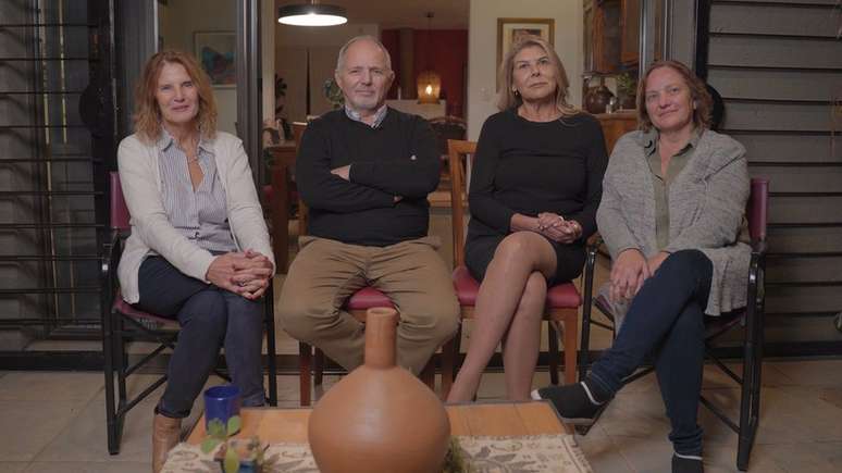 Acima a fam&iacute;lia Gerchunoff com Salom&oacute;n, o pai. Abaixo Ana, Luis, Beatriz e Nora. Roberto n&atilde;o est&aacute; na foto