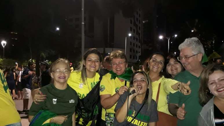 Paloma e outros membros do movimento da direita de Fortaleza no dia em que Bolsonaro venceu a elei&ccedil;&atilde;o