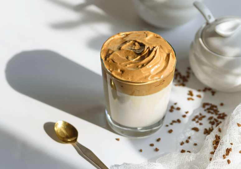 Dalgona coffee: saborosa mistura de café solúvel cremoso na superfície | Foto: Shutterstock