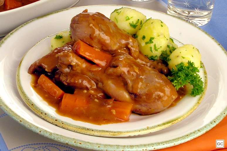 O Coq au vin é um dos clássicos pratos franceses – Foto: Guia da Cozinha