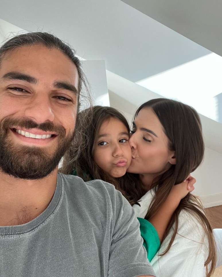 Deborah Secco com Hugo Moura e a filha, Maria Flor –