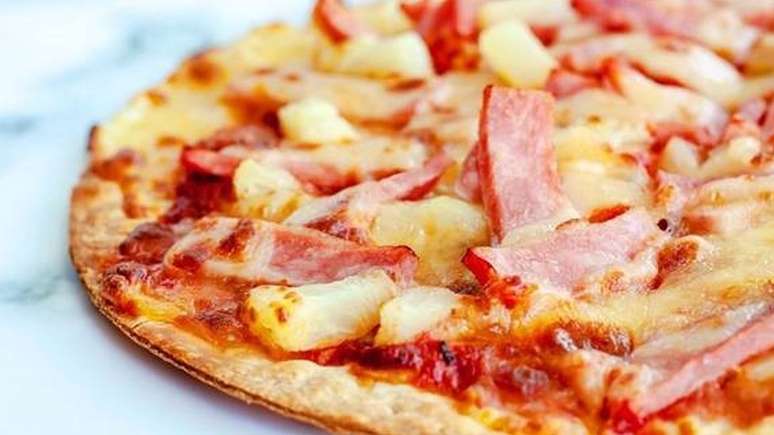 Poucos alimentos causam discussões tão dramáticas quanto a pizza havaiana