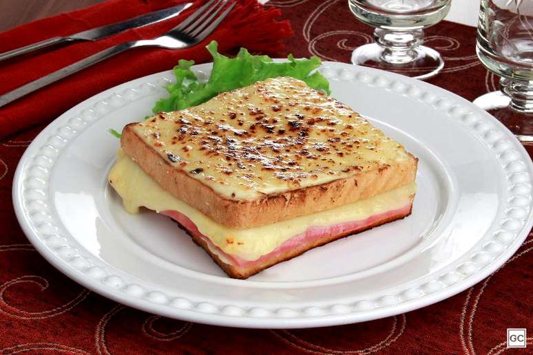 O Croque monsieur é um sanduíche tradicional dos pratos franceses – Foto: Guia da Cozinha