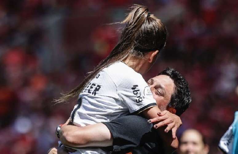 Autora do quarto gol das Brabas, Jheniffer comemora com o técnico Arthur Elias (Foto: Reprodução/Instagram)
