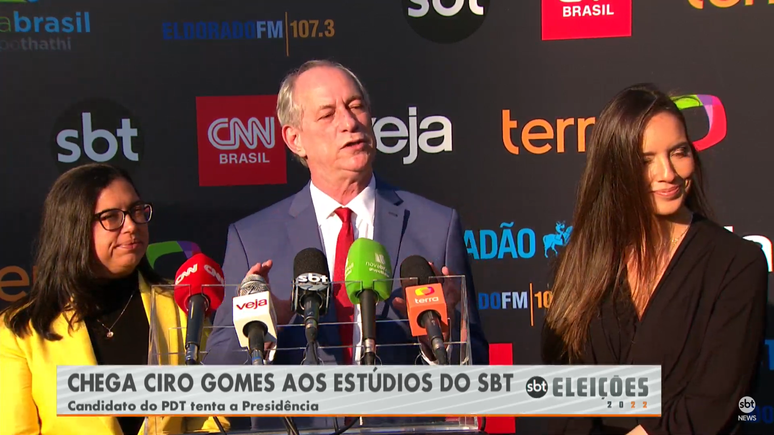 Ciro Gomes (PDT) concede entrevista a jornalistas antes do debate 