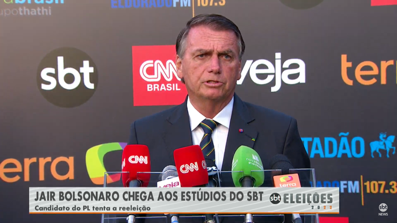 Jair Bolsonaro (PL) é entrevistado por jornalistas ao chegar aos estúdios do SBT, em São Paulo, antes de debate presidencial.