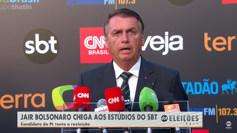 Jair Bolsonaro (PL) chega para debate presidencial neste sábado, 24