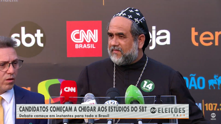 Padre Kelmon (PTB) conversa com os jornalistas antes do começo do debate