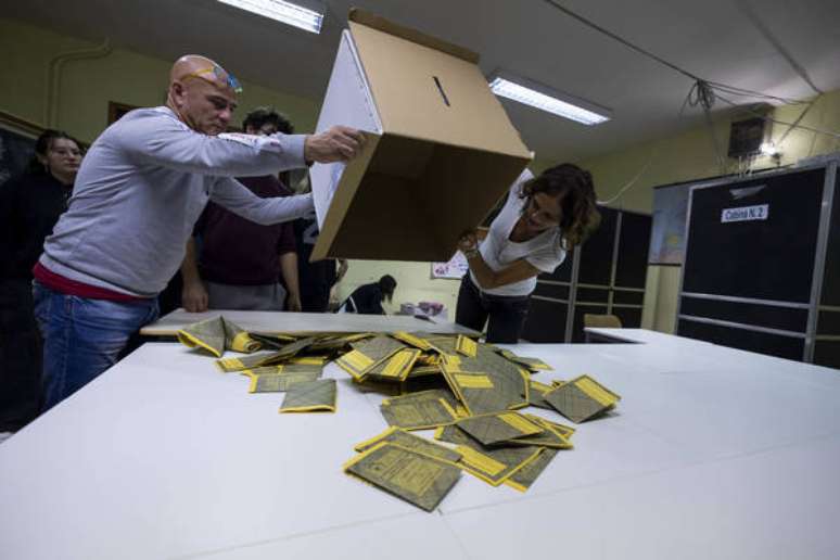Apuração de votos de eleições na Itália