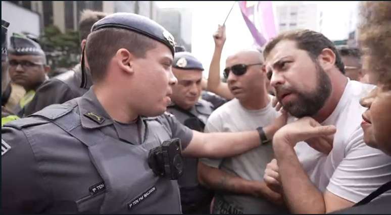 Policiais militares tentaram levar o candidato a deputado federal Guilherme Boulos (PSOL)  para a delegacia, o que foi impedido por advogados e militantes.