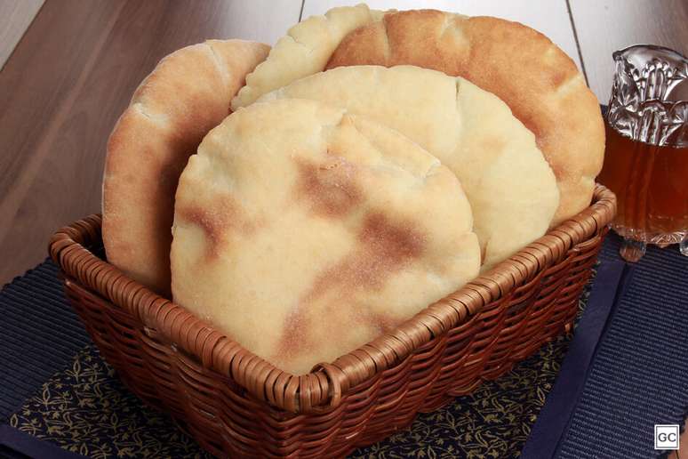 Para quem quer impressionar, a receita de pães sírios é a aposta certa – Foto: Guia da Cozinha