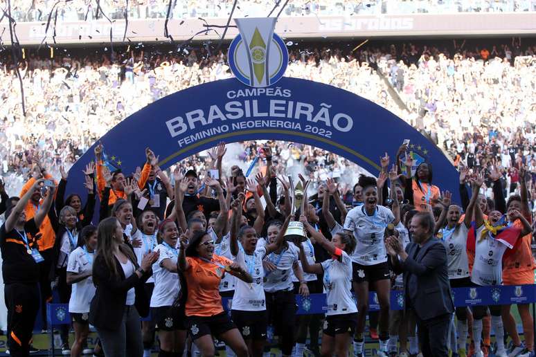 Corinthians comemora título ao lado da torcida, que fez história