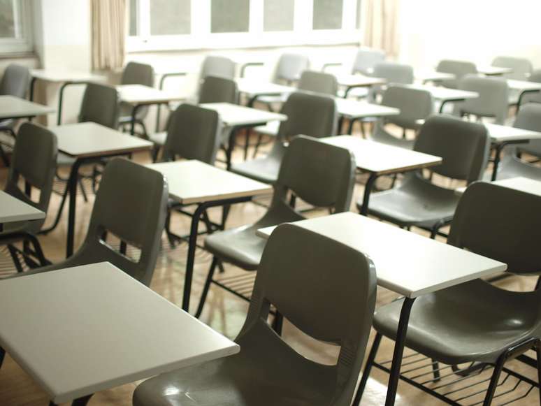 Cadeiras vazias em sala de aula 