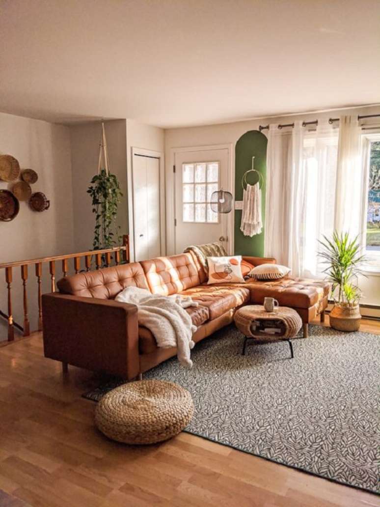 78. Sofá de couro com chaise direita – Foto Lucie Rose