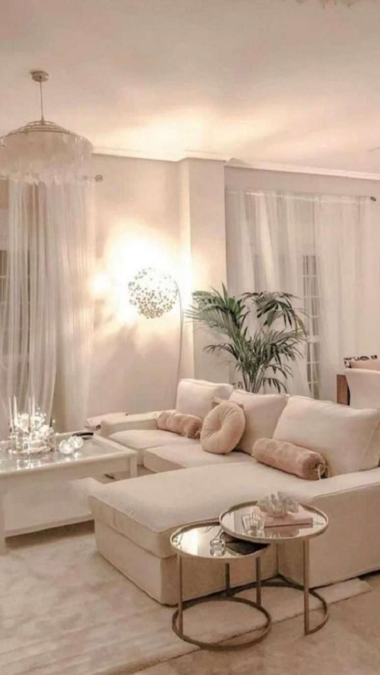 21. Sala clássica com sofá chaise cor areia e móveis dourados – Foto Buzzke