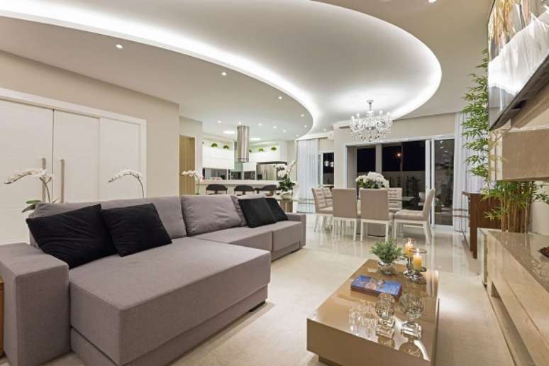 29. Sala decorada com sofá chaise aconchegante – Foto Iara Kilaris