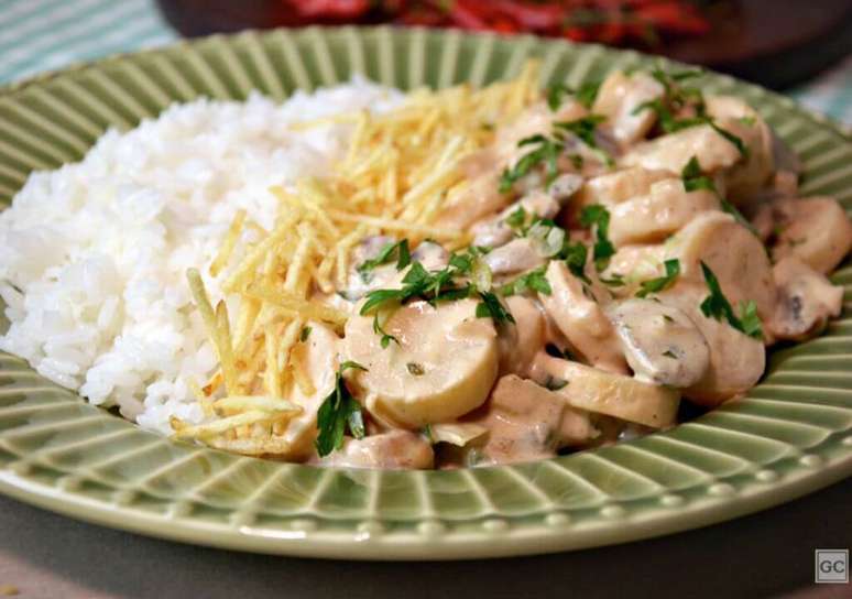 Peito de frango com brócolis e cenoura está entre as receitas práticas para marmitas – Foto: Guia da Cozinha