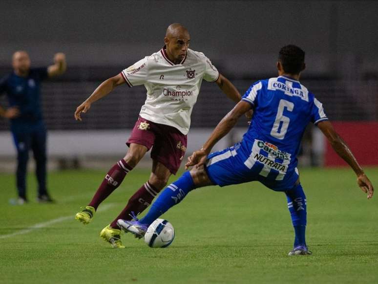 Reginaldo Lopes em ação contra o CSA (Foto: Divulgação / CRB)