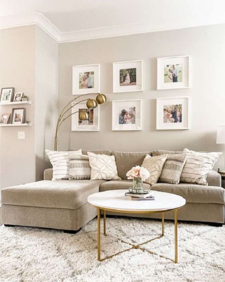 39. Sofá chaise bege para sala clean – Foto Loverly Home