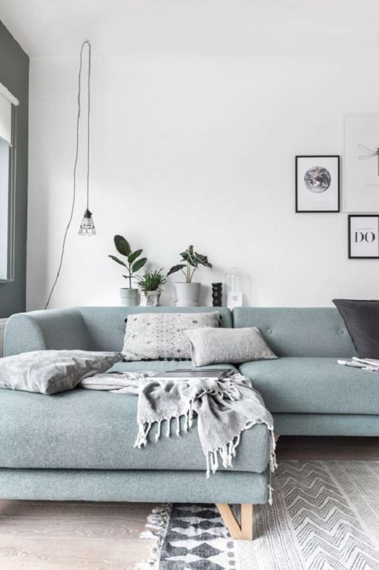 63. Sofá com chaise de canto na cor verde claro e tapete moderno cinza – Foto Estilo Proprio By Sir