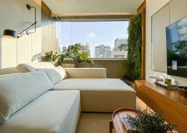 7. Sala pequena decorada com jardim de planta artificial – Foto Fernando Pagani