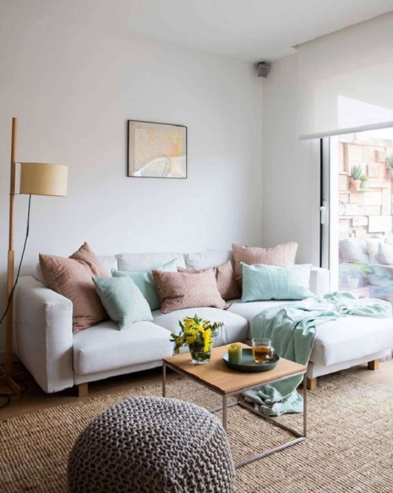 42. Sofá chaise cinza claro com manta azul – Foto El Mueble