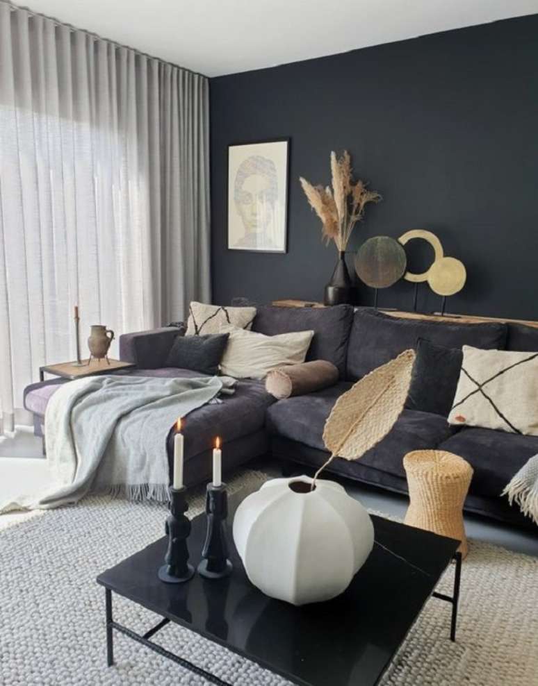 65. Sofá com chaise fixa decorado com manta cinza quentinha – Foto Huizedop