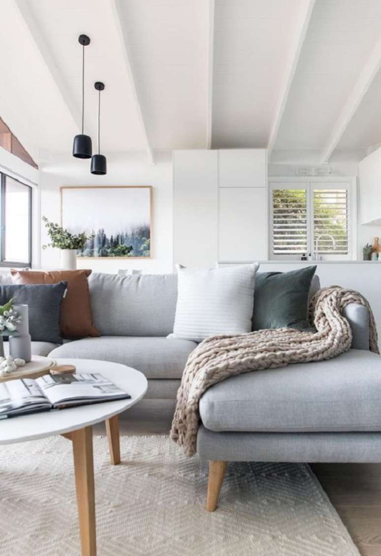 43. Sofá chaise cinza claro com manta de crochê – Foto The Interiors Addict