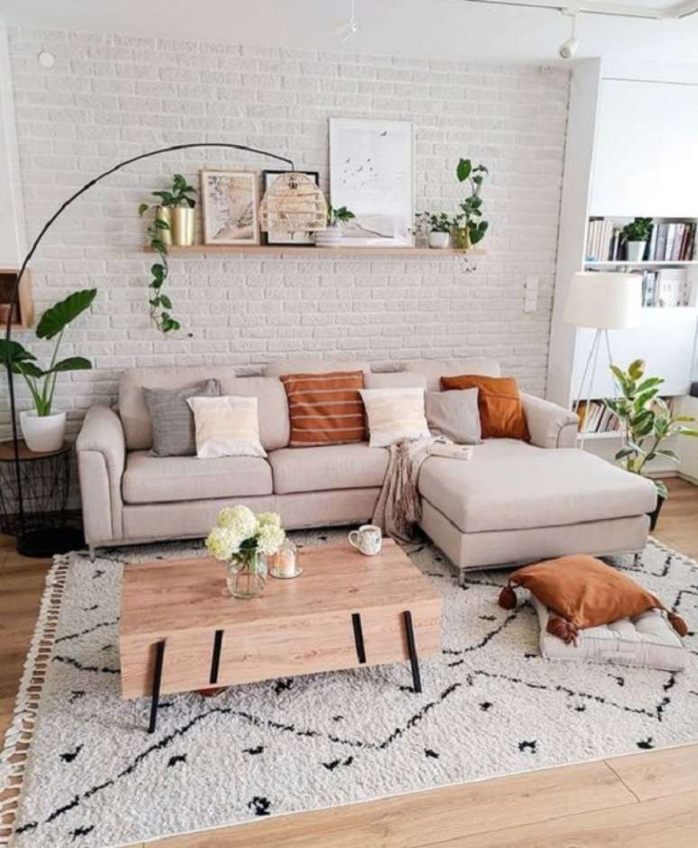 36. Sofá chaise bege com almofadas tons terrosos – Foto Cozy Home
