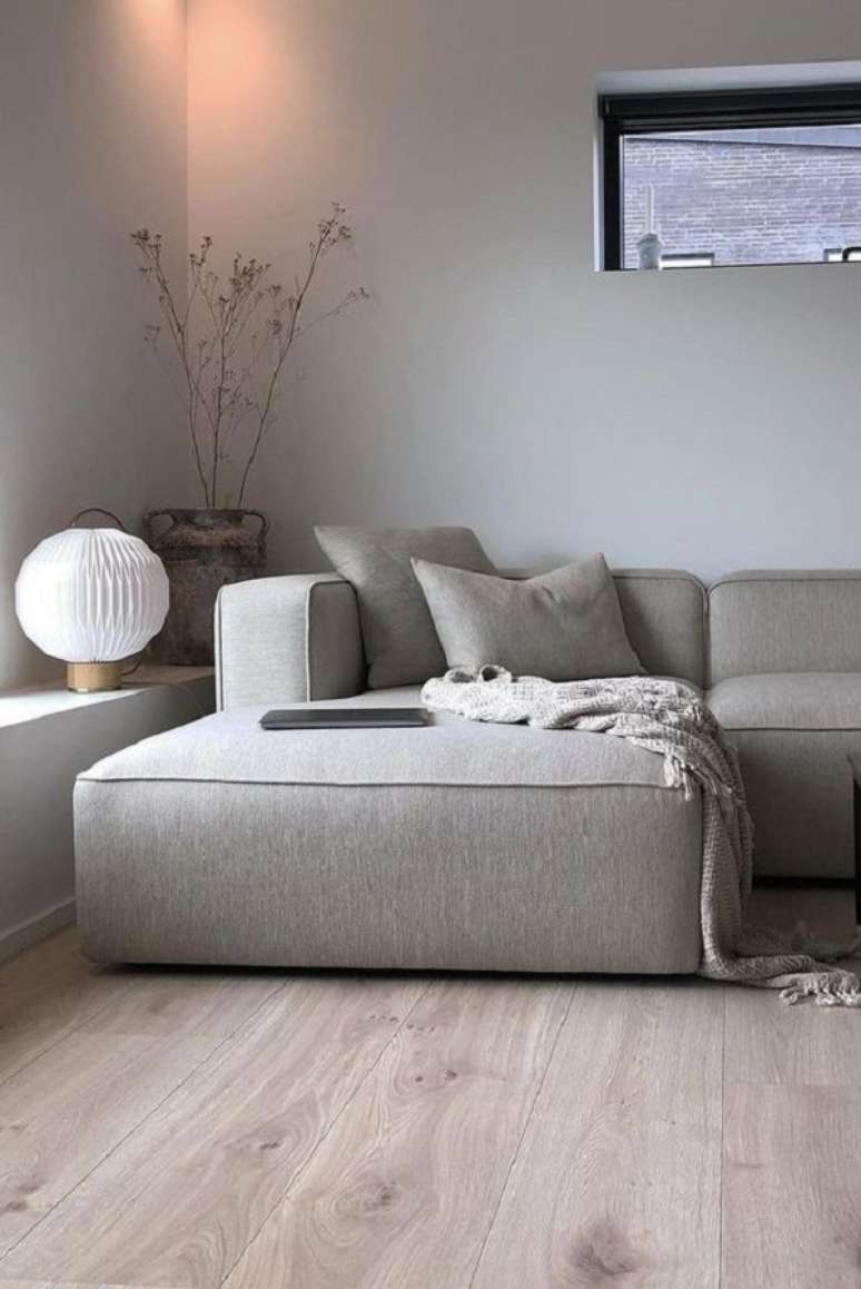 46. Sofá chaise cinza para decoração moderna – Foto Neima