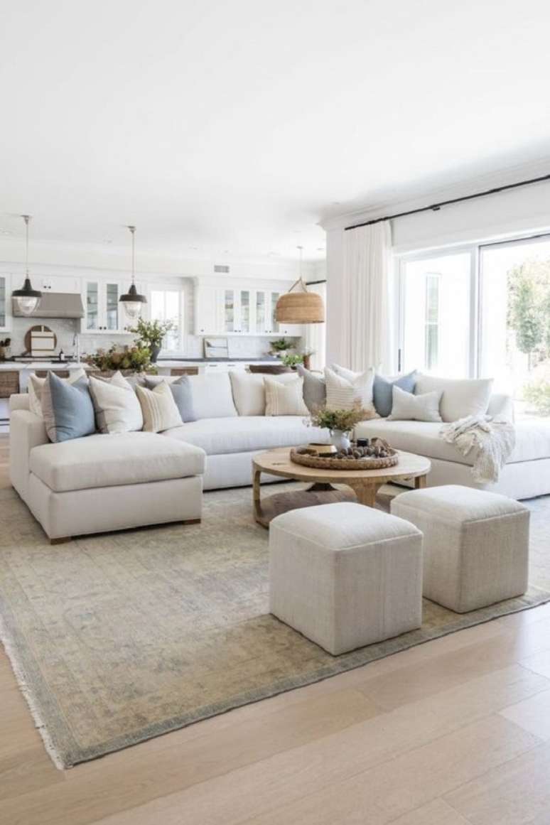 49. Sofá chaise fixo com conjunto de puffs – Foto Jane Athome