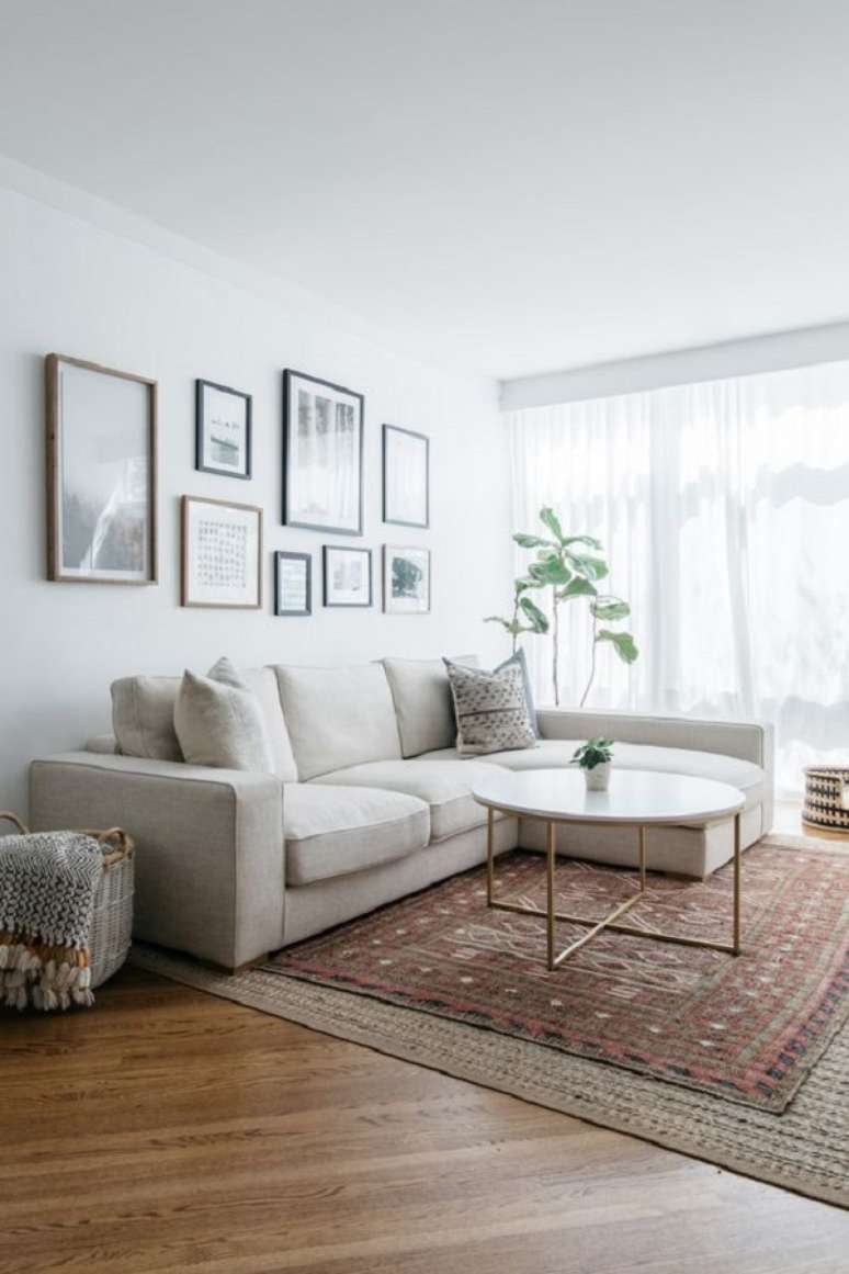 31. Sala iluminada decorada com sofá chaise e mesa redonda – Foto The Everygirl
